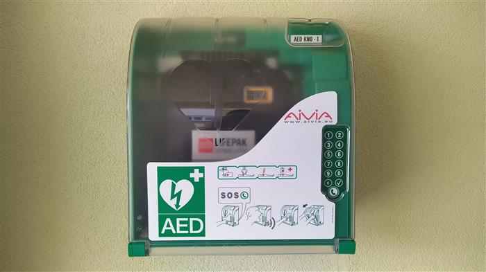 foto, umístění AED na budově úřadu