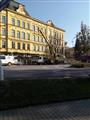 Instalace památníku T. G. Masaryka před budovou Obchodní akademie TGM