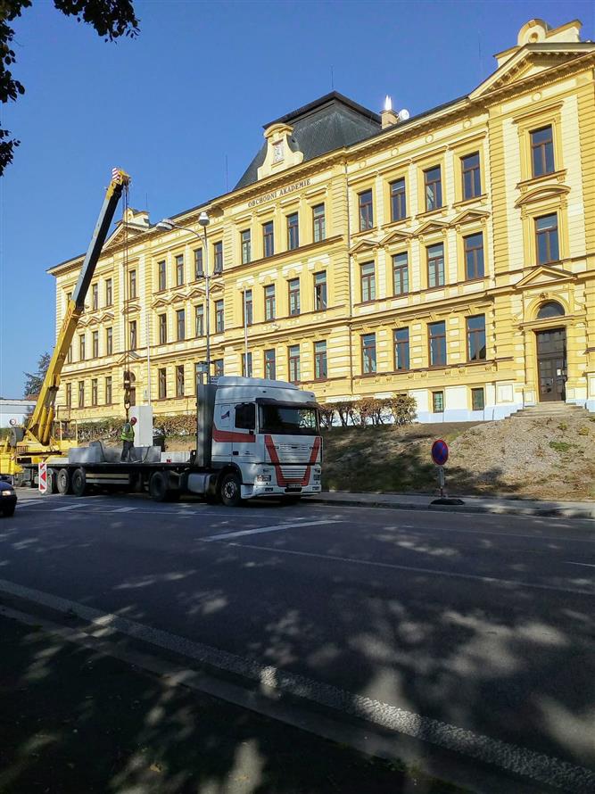 Instalace památníku T. G. Masaryka před budovou Obchodní akademie TGM