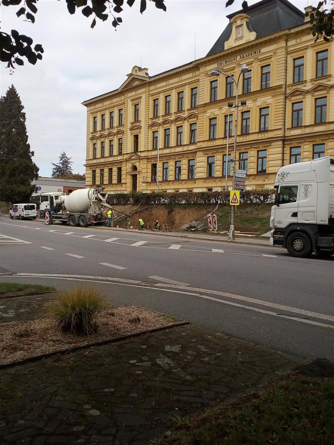 Instalace památníku T. G. Masaryka před budovou Obchodní akademie TGM