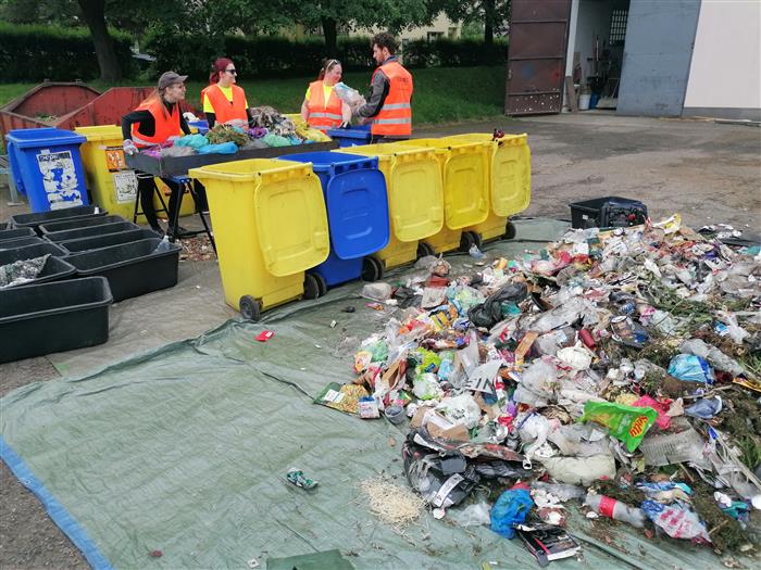 foto, rozbor odpadů v našem městě