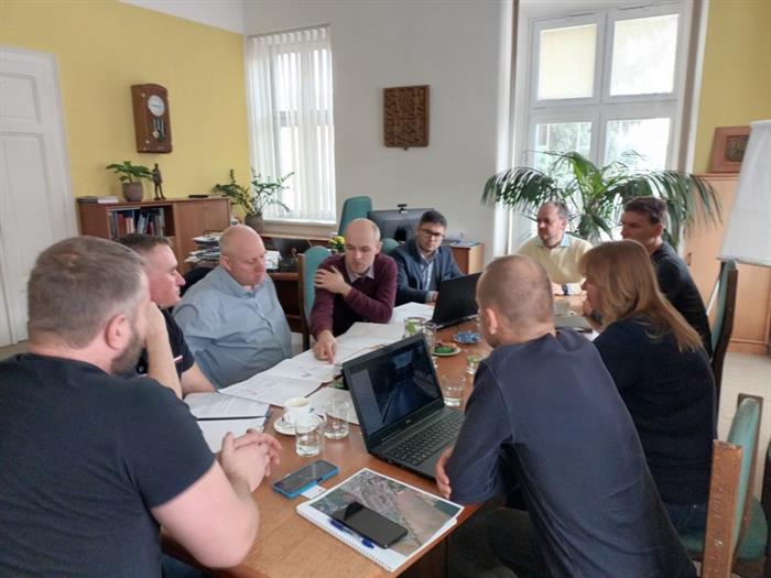 Vedení města dne 16.03.2023 zahájilo první pracovní schůzku se zástupci společností ÚDRŽBA SILNIC Královéhradeckého kraje a.s. a Správou silnic Královéhradeckého kraje