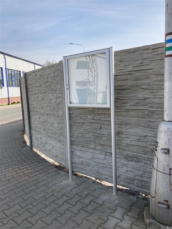foto, výměna starých vývěsních skříněk za nové