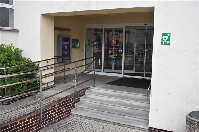 foto, umístění AED na budově úřadu