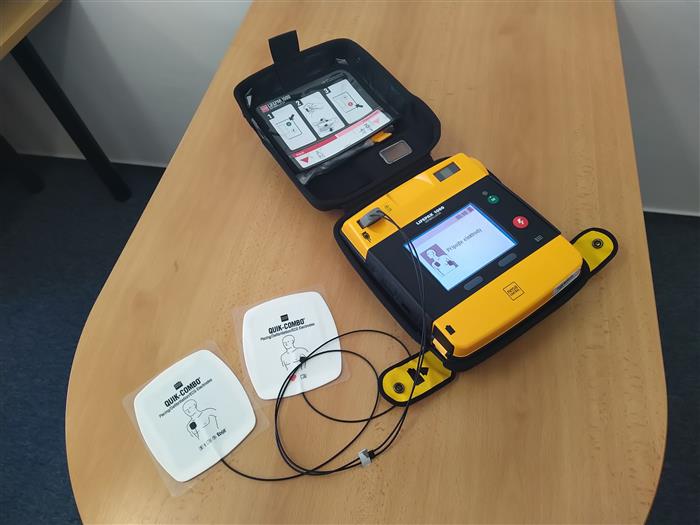 foto, automatizovaný externí defibrilátor