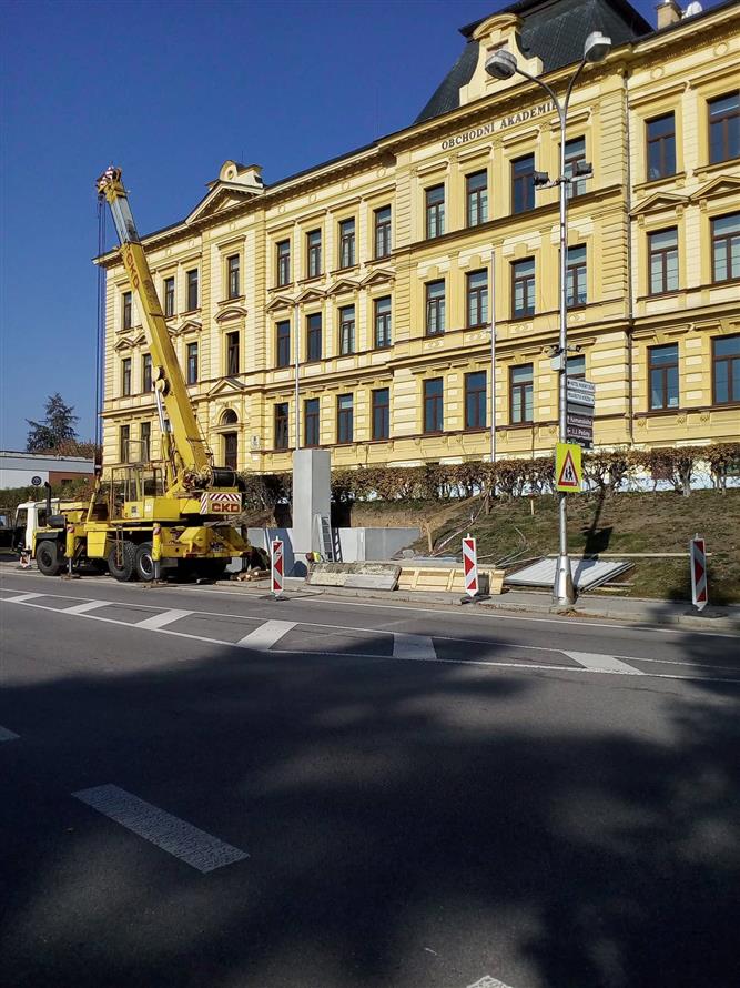 Instalace památníku T. G. Masaryka před budovou Obchodní akademie TGM
