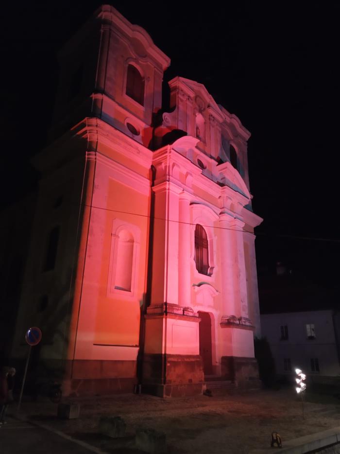 23.11. od 17:00 se opět po roce v Kostelci rozsvítí kostel sv. Jiří červenou barvou